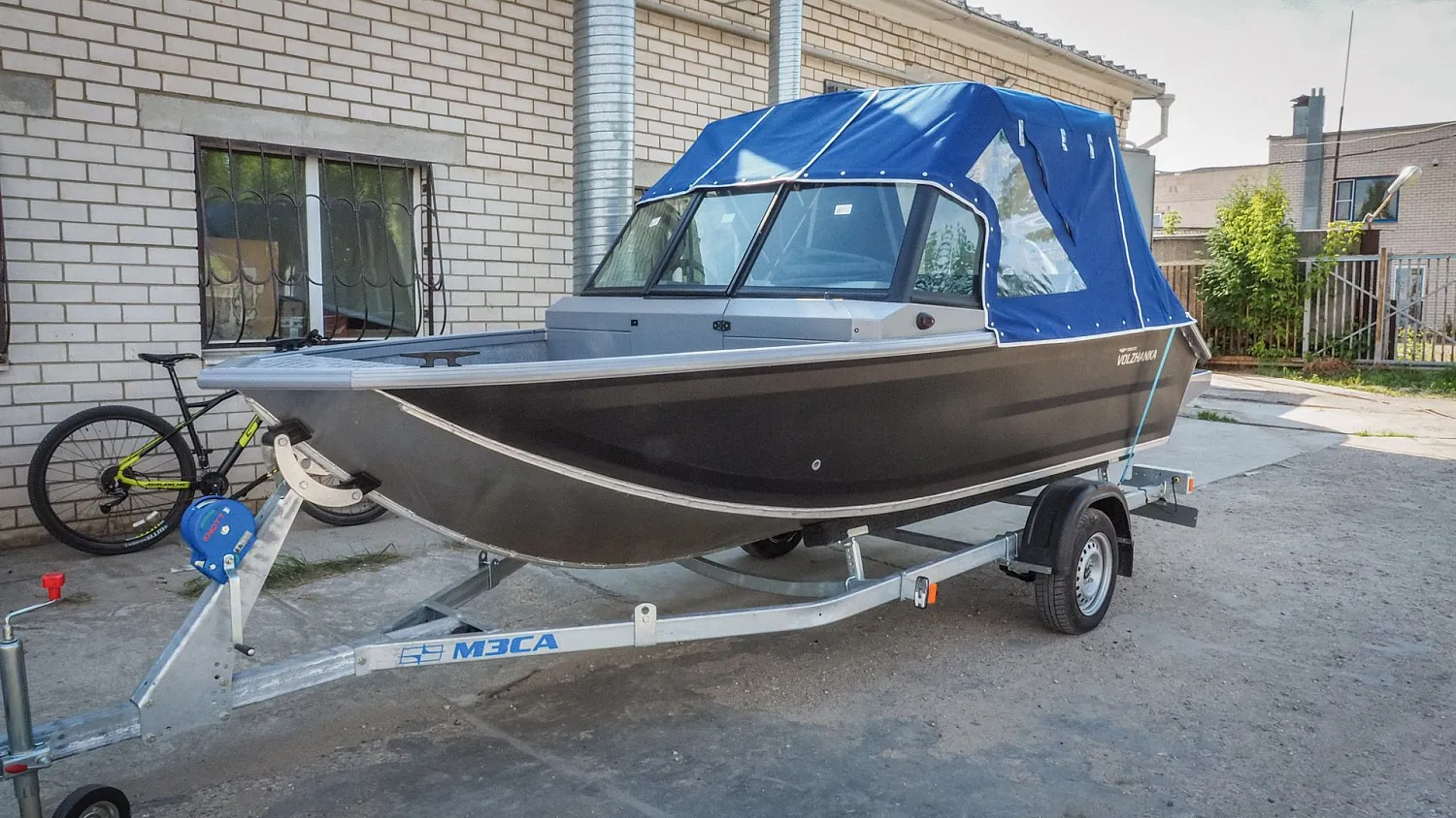 (2022) Волжанка 46 Фиш 2022 г.в. Ветровое стекло Auto и ходовой тент