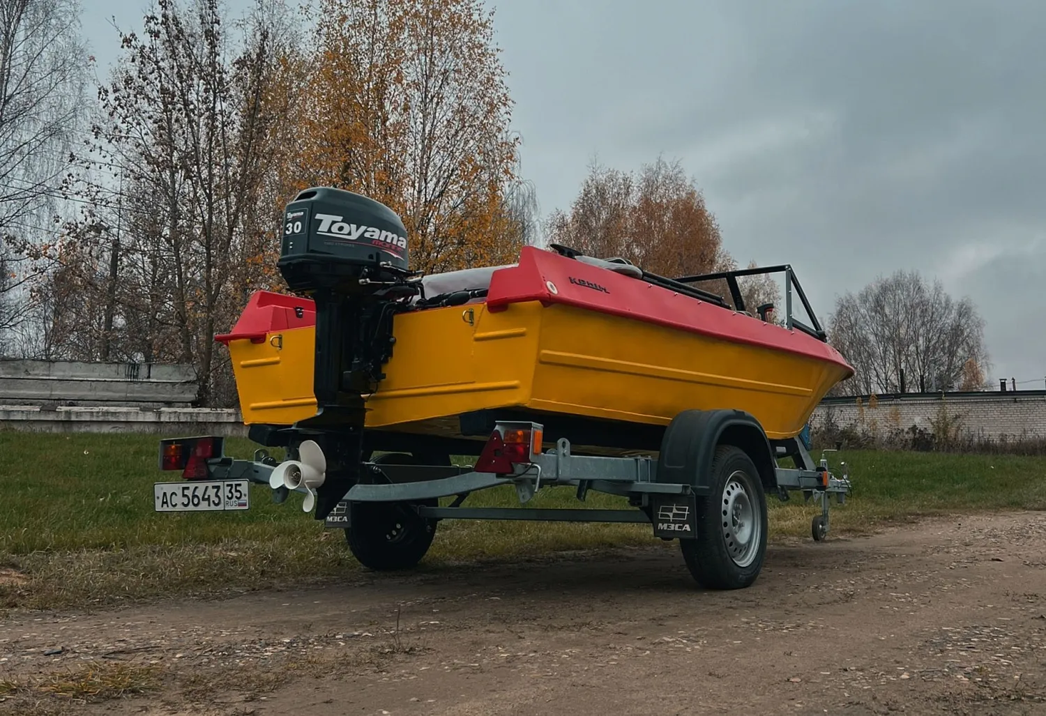 (2025) Лодка "Крым" с ветровым стеклом модели "Премиум" и окраской в два цвета!