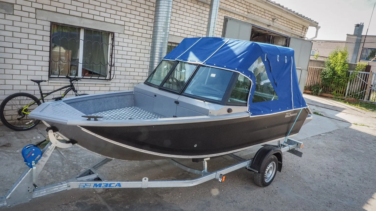 (2022) Волжанка 46 Фиш 2022 г.в. Ветровое стекло Auto и ходовой тент