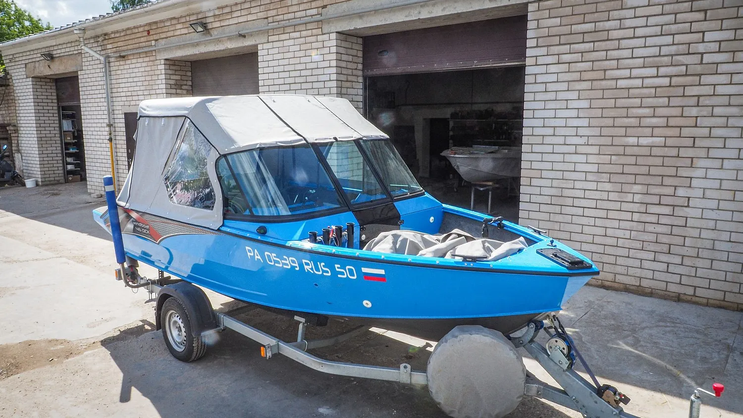 (2022) Windboat 4.6 DCX Ходовой тент на заводское ветровое стекло