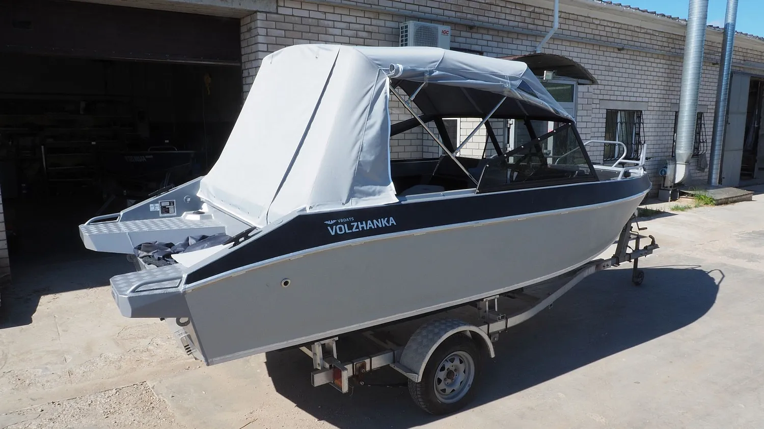 (2023)  Волжанка 53 Bowrider - Fish Ветровое стекло AUTO с боковиной Классик, Ходовой и транспортировочный тенты