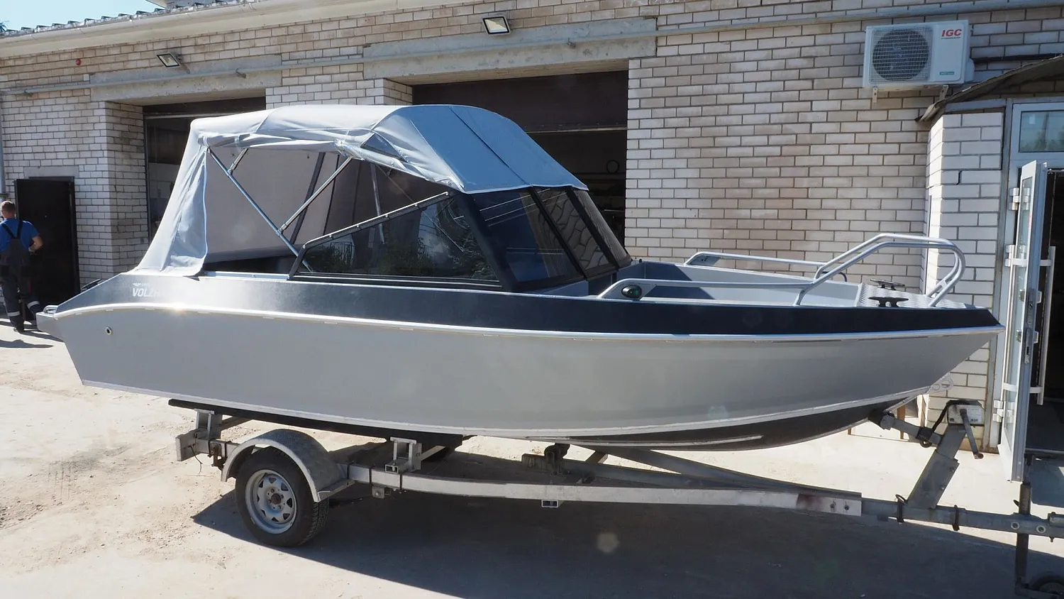 (2023)  Волжанка 53 Bowrider - Fish Ветровое стекло AUTO с боковиной Классик, Ходовой и транспортировочный тенты