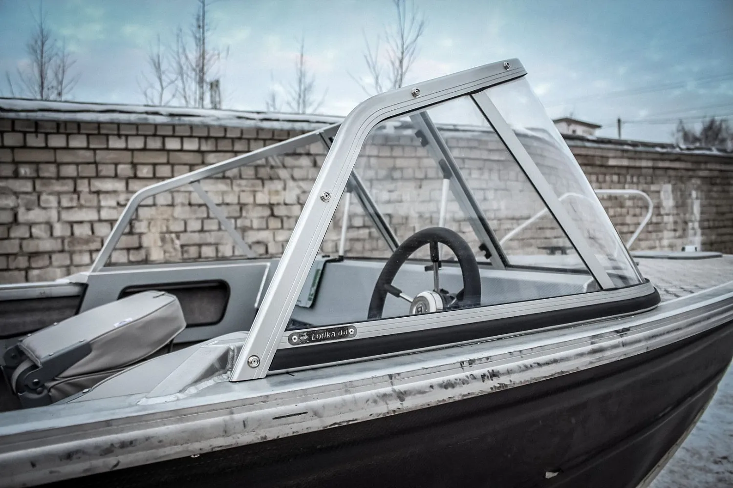 (2015) Волжанка 46 Классик Ветровое стекло Элит боковина Классик, тент Ходовой и Стояночный