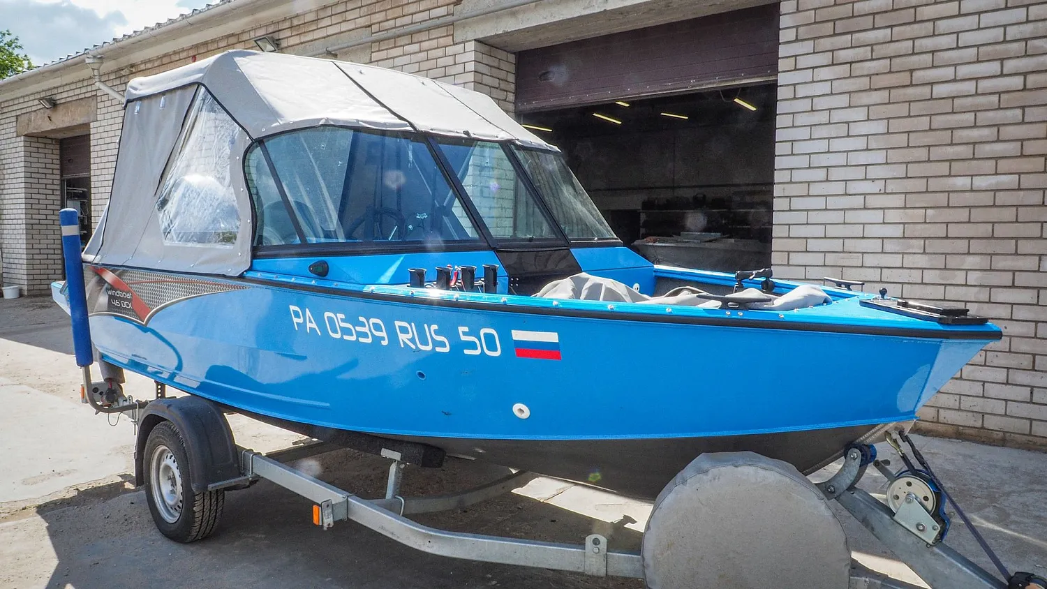 (2022) Windboat 4.6 DCX Ходовой тент на заводское ветровое стекло