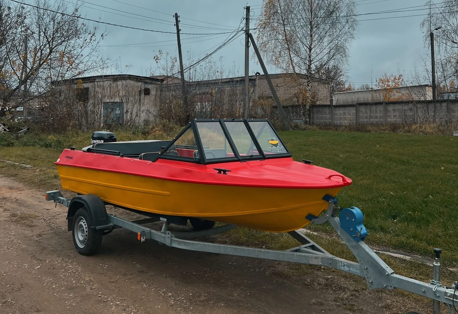 (2025) Лодка "Крым" с ветровым стеклом модели "Премиум" и окраской в два цвета!