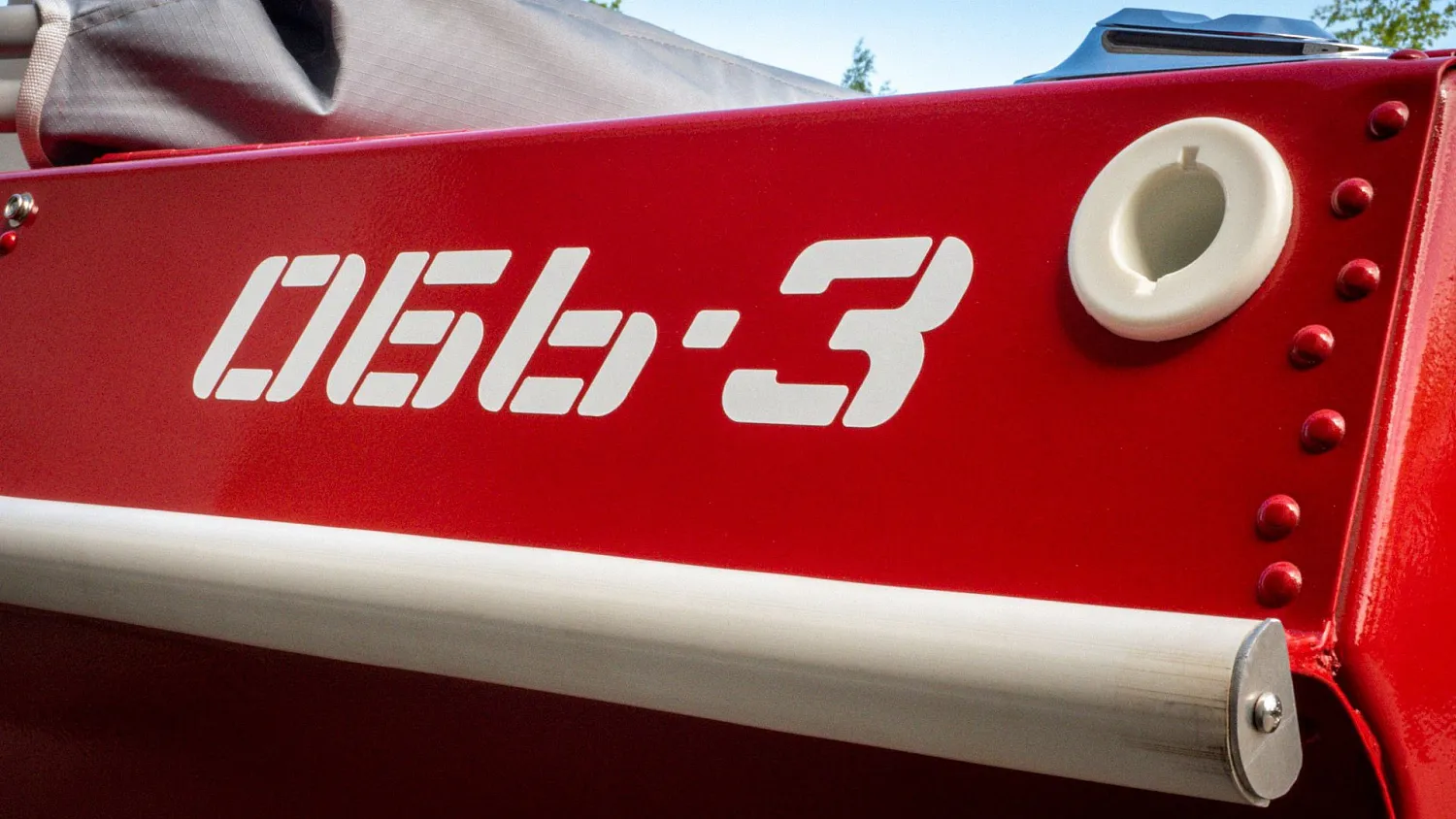 (2021) Обь 3 Ветровое стекло Элит с боковиной Классик, тент Ходовой, покраска в красный цвет