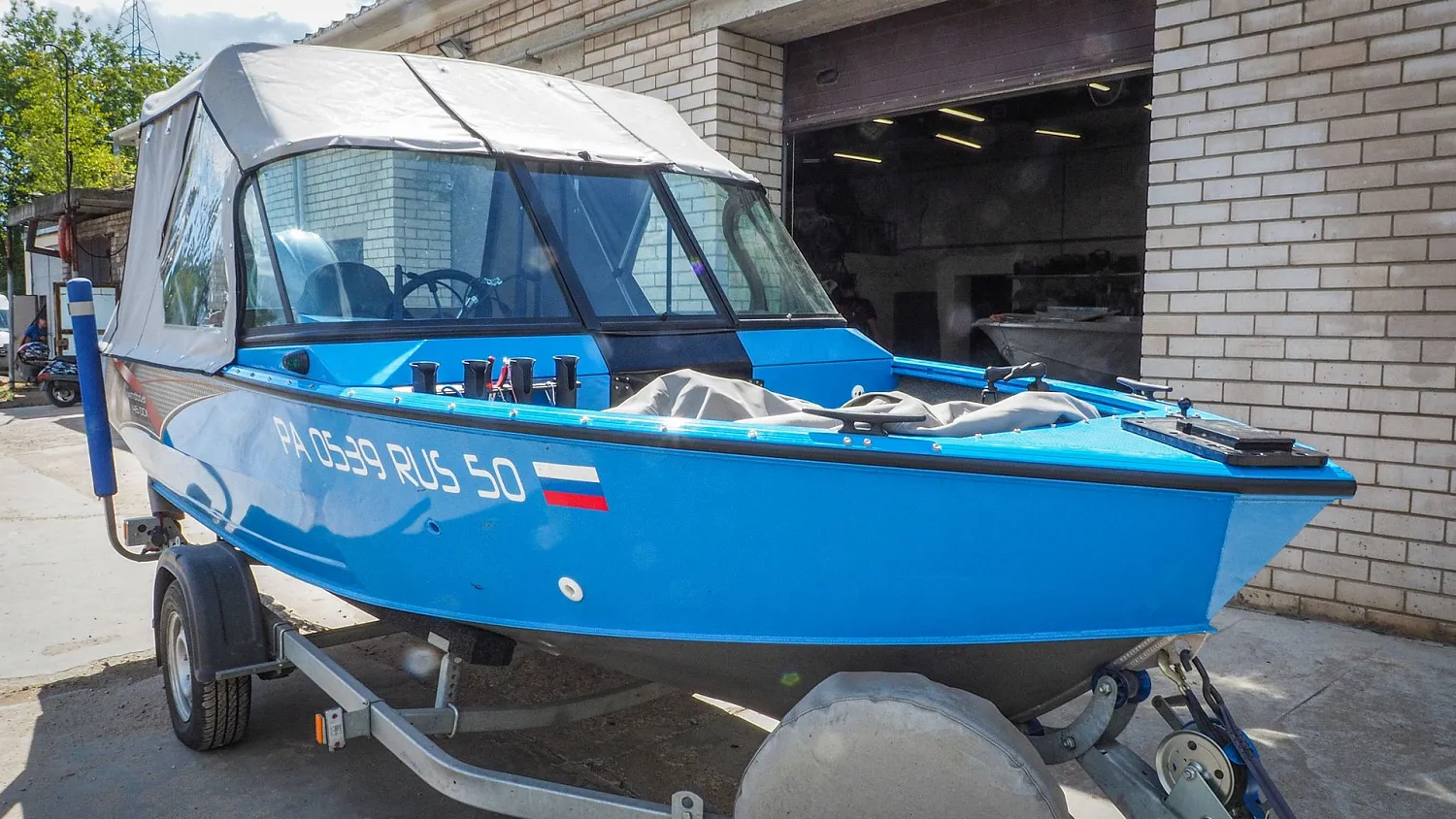 (2022) Windboat 4.6 DCX Ходовой тент на заводское ветровое стекло