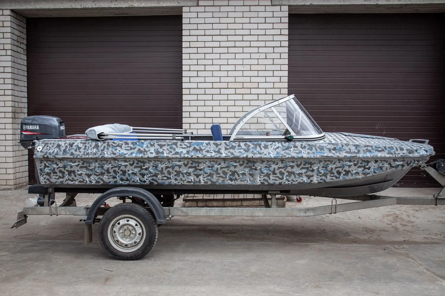 (2018) Обь 3 Ветровое стекло Элит с боковиной Классик, тент Ходовой, покраска в серо-синий камуфляж