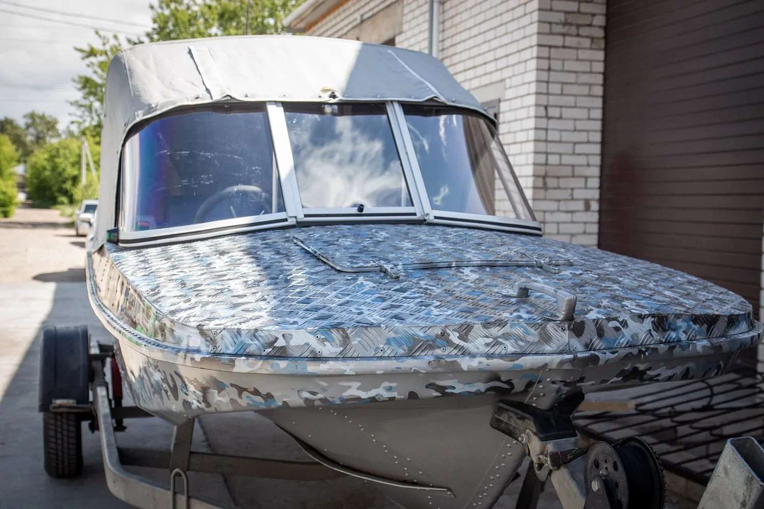 (2018) Обь 3 Ветровое стекло Элит с боковиной Классик, тент Ходовой, покраска в серо-синий камуфляж