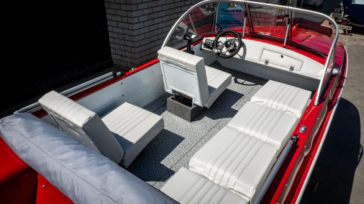 (2021) Обь 3 Ветровое стекло Элит с боковиной Классик, тент Ходовой, покраска в красный цвет