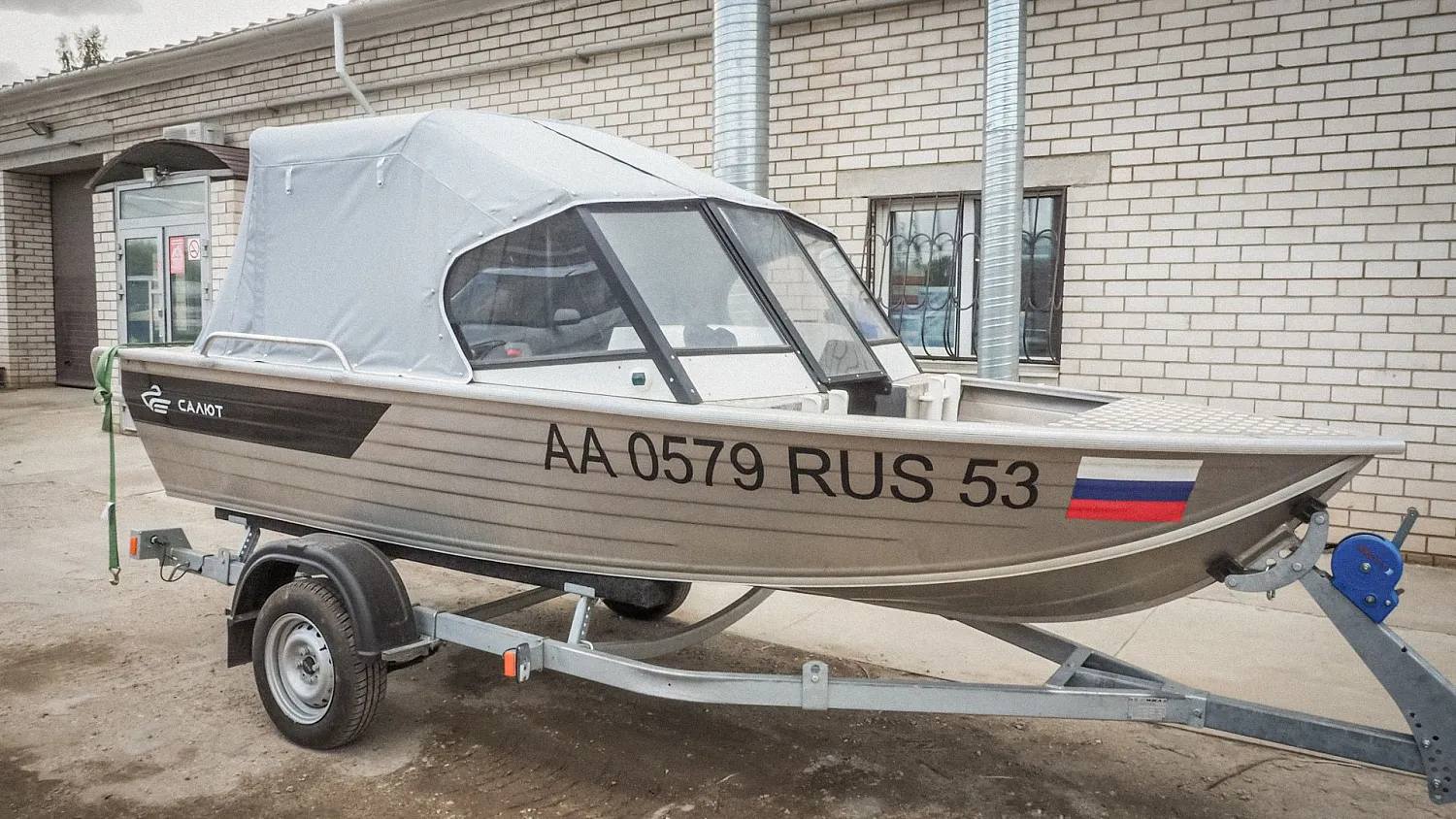(2022) Салют 430 Ходовой тент на заводское ветровое стекло (год выпуска лодки 2021)