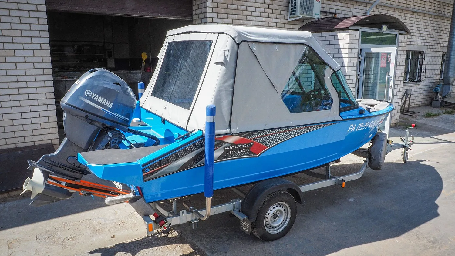 (2022) Windboat 4.6 DCX Ходовой тент на заводское ветровое стекло