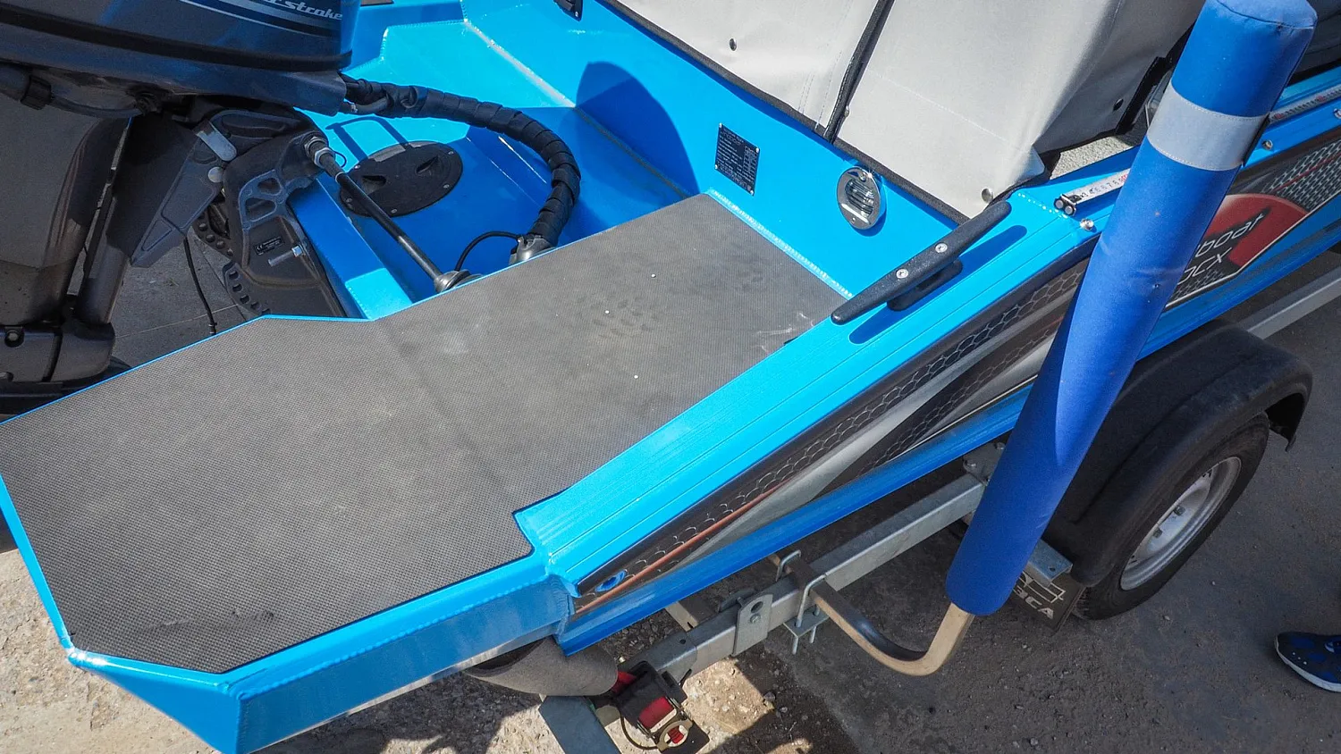 (2022) Windboat 4.6 DCX Ходовой тент на заводское ветровое стекло