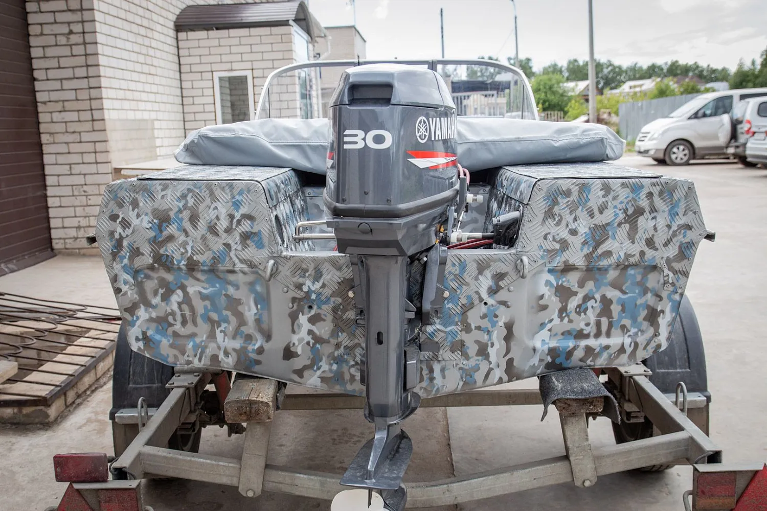 (2018) Обь 3 Ветровое стекло Элит с боковиной Классик, тент Ходовой, покраска в серо-синий камуфляж