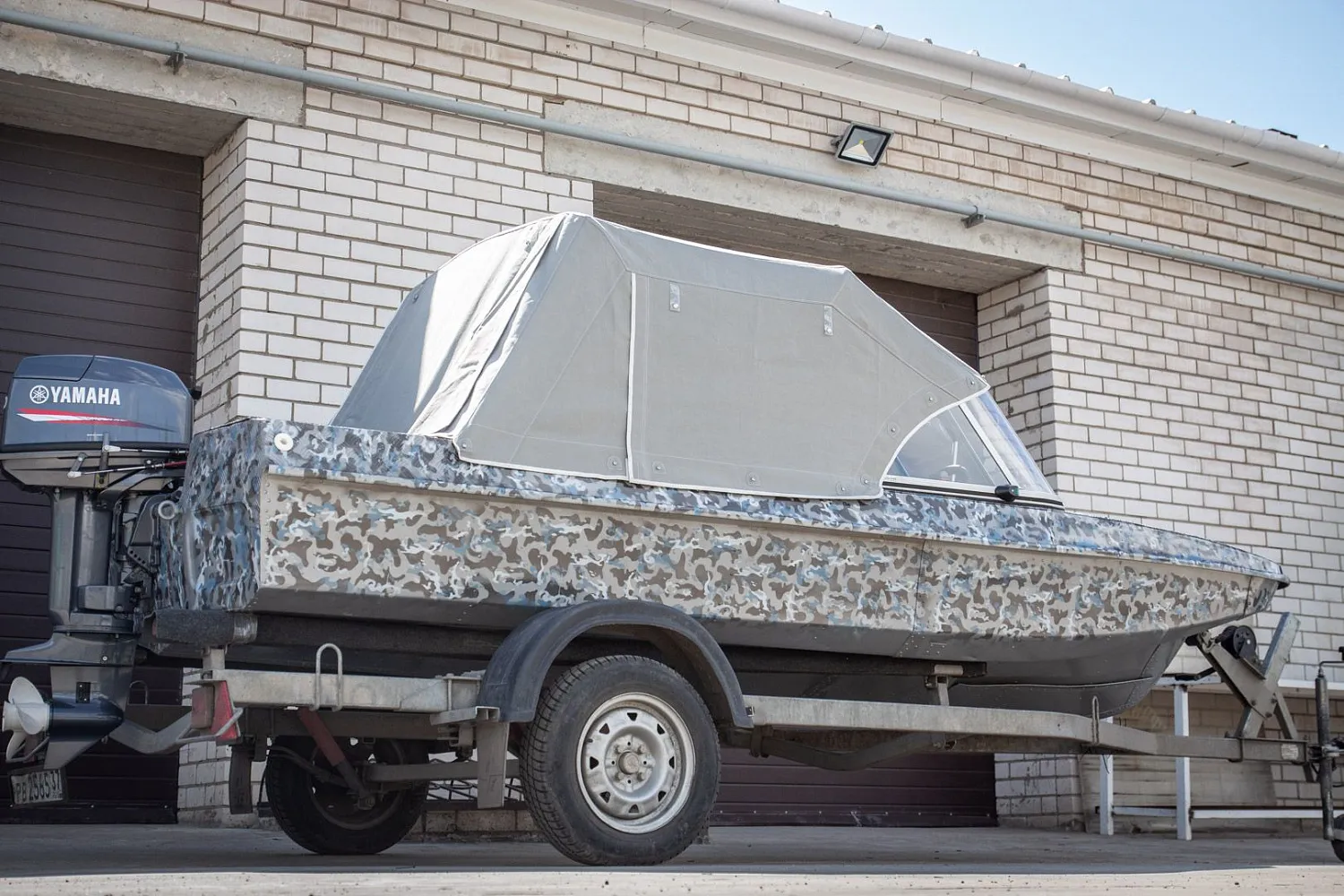 (2018) Обь 3 Ветровое стекло Элит с боковиной Классик, тент Ходовой, покраска в серо-синий камуфляж