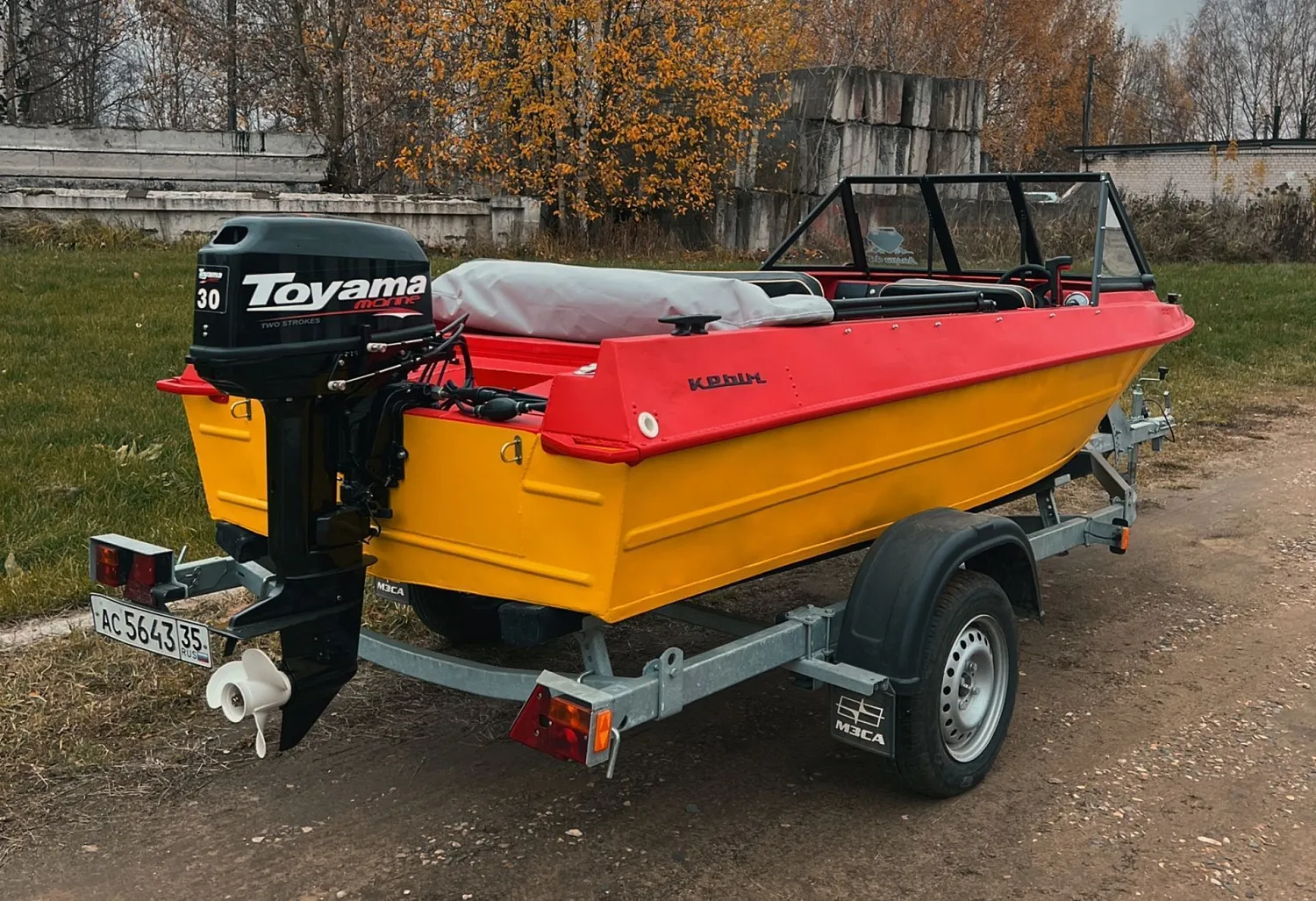 (2025) Лодка "Крым" с ветровым стеклом модели "Премиум" и окраской в два цвета!