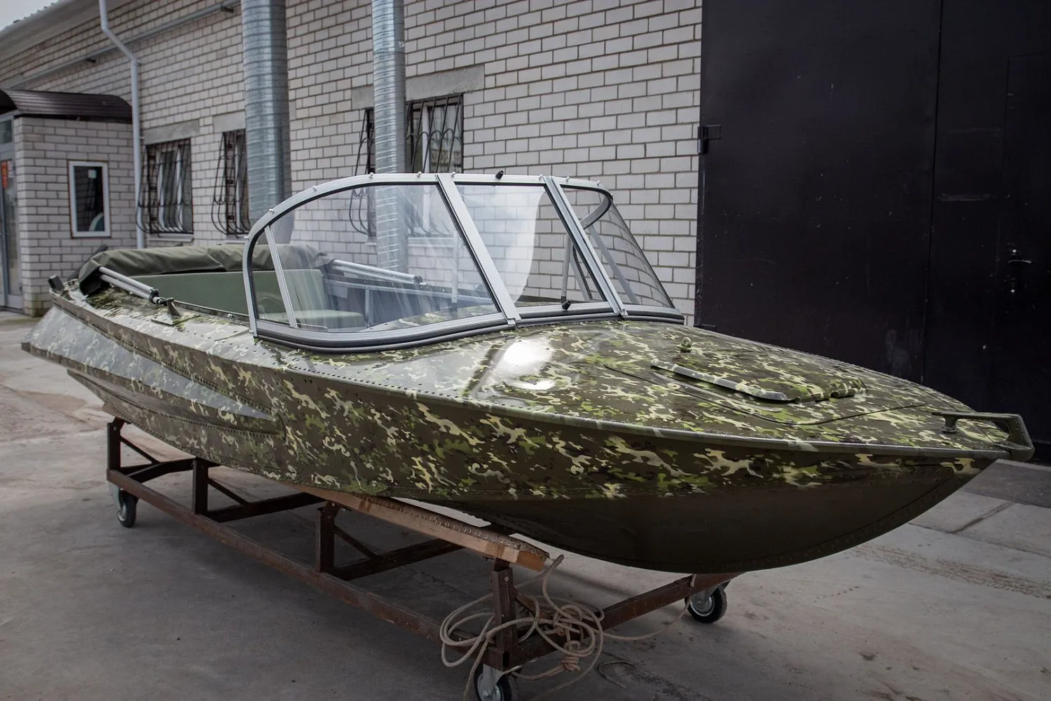 (2018) Обь 1 Ветровое стекло Элит с боковиной Фиш, Ходовой тент, покраска в зеленый пятнистый