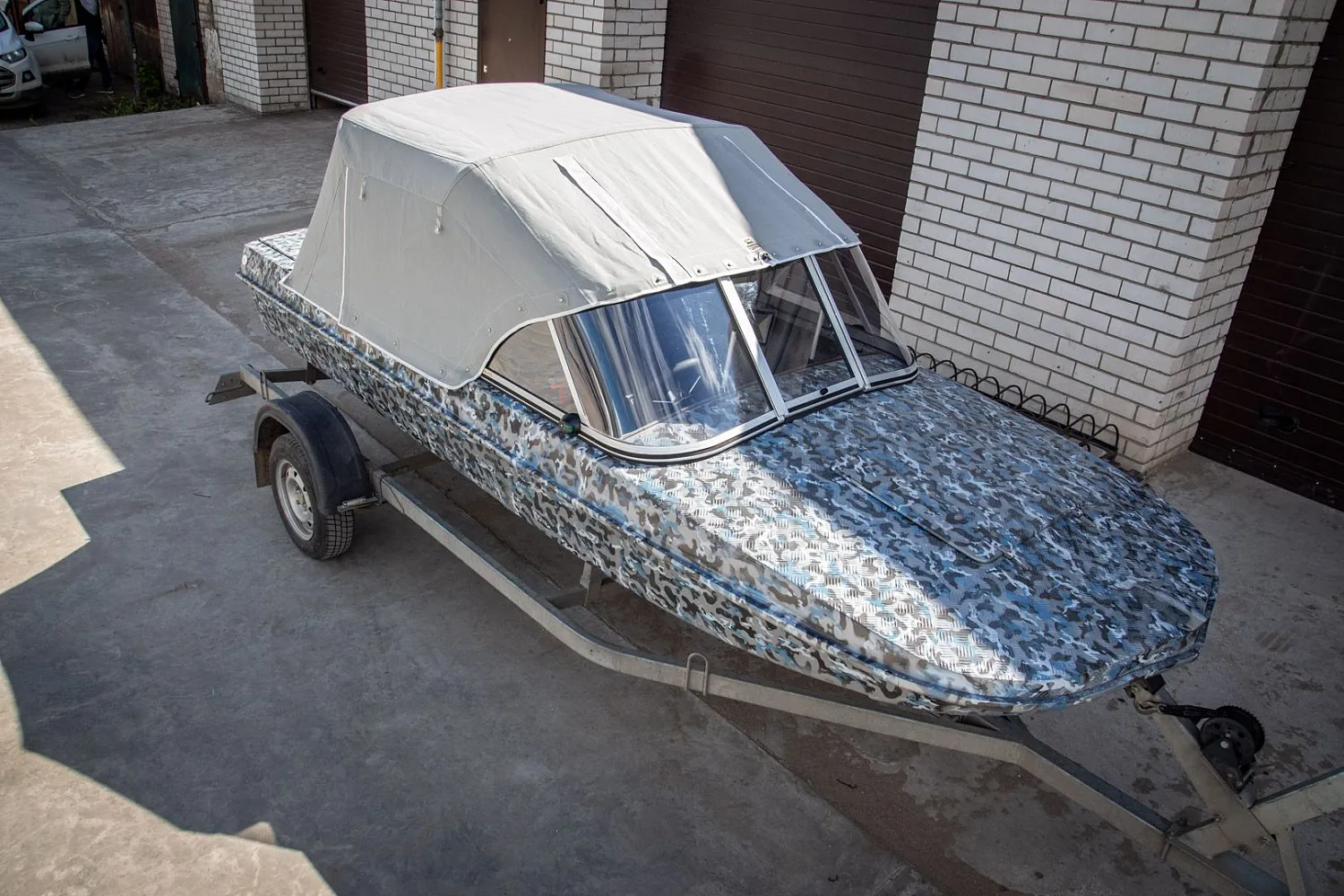 (2018) Обь 3 Ветровое стекло Элит с боковиной Классик, тент Ходовой, покраска в серо-синий камуфляж