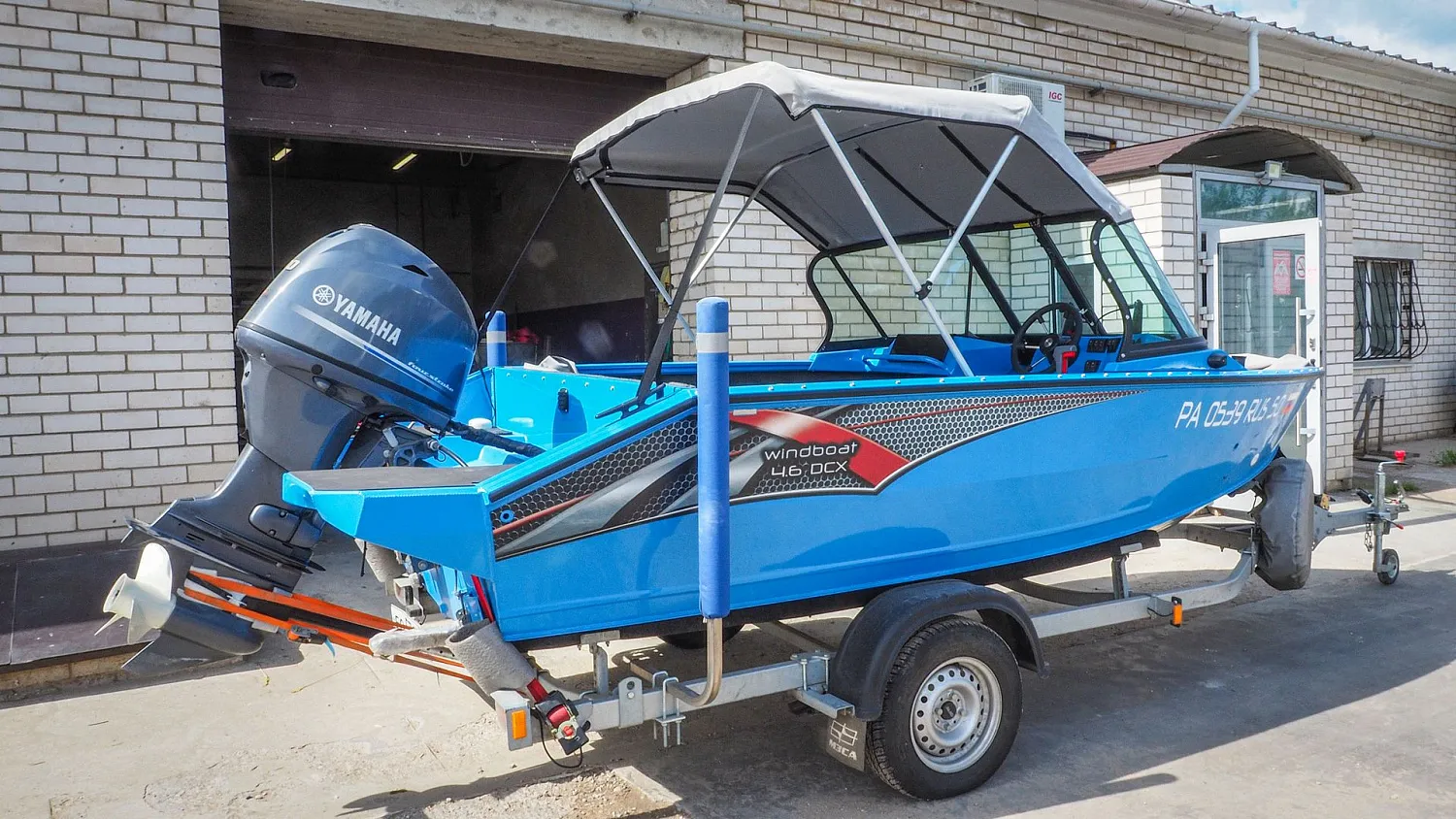 (2022) Windboat 4.6 DCX Ходовой тент на заводское ветровое стекло