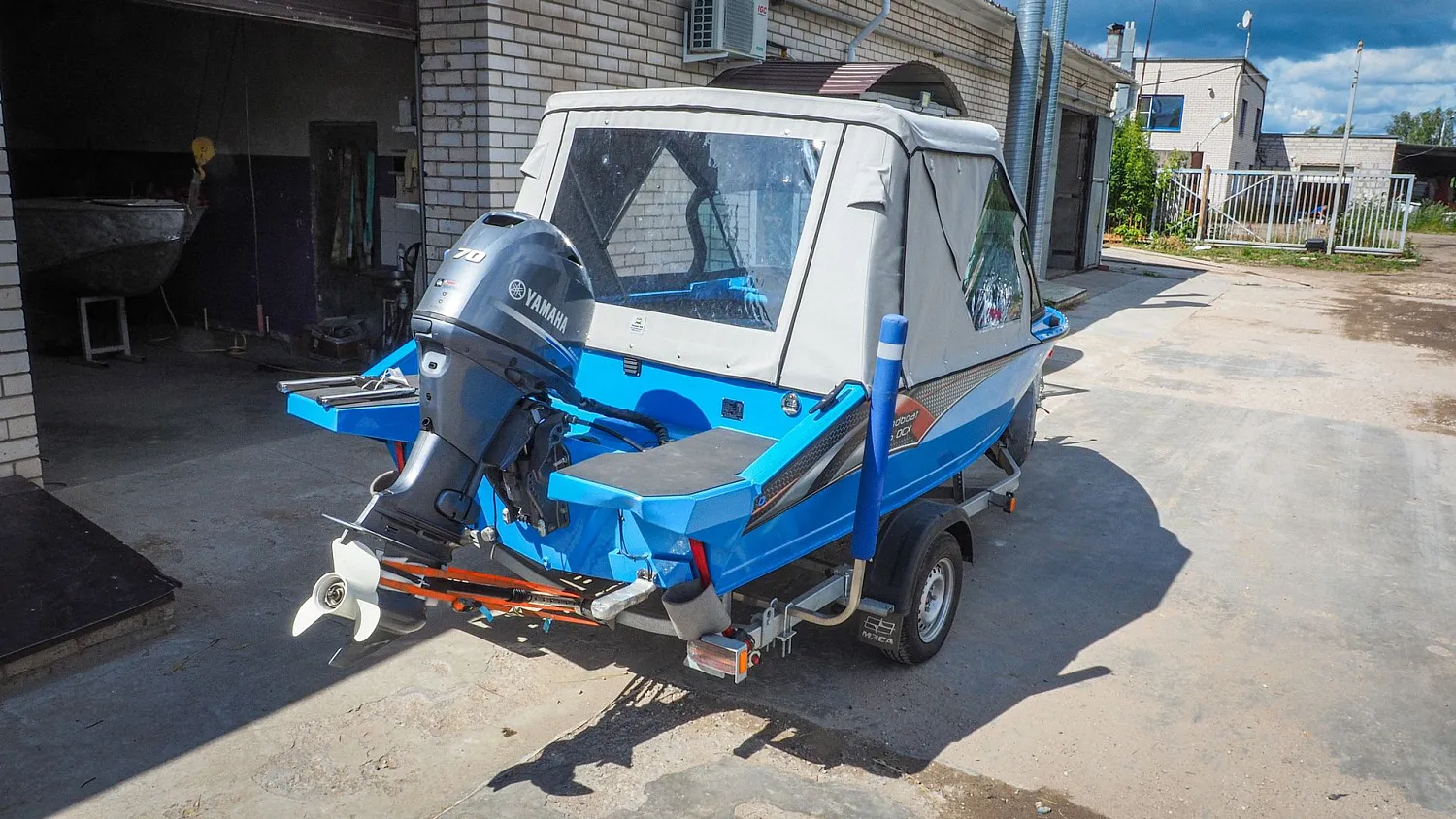 (2022) Windboat 4.6 DCX Ходовой тент на заводское ветровое стекло