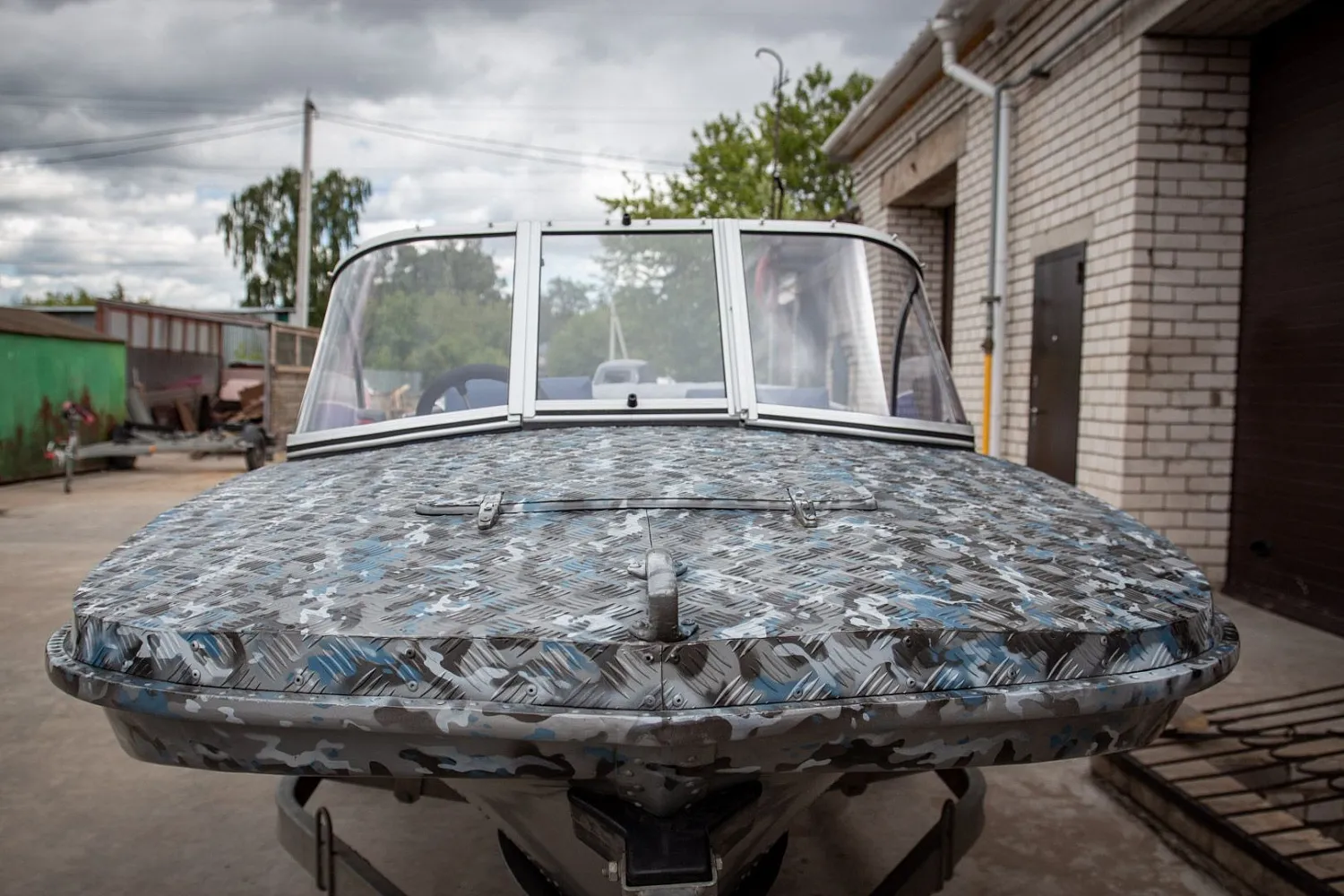 (2018) Обь 3 Ветровое стекло Элит с боковиной Классик, тент Ходовой, покраска в серо-синий камуфляж