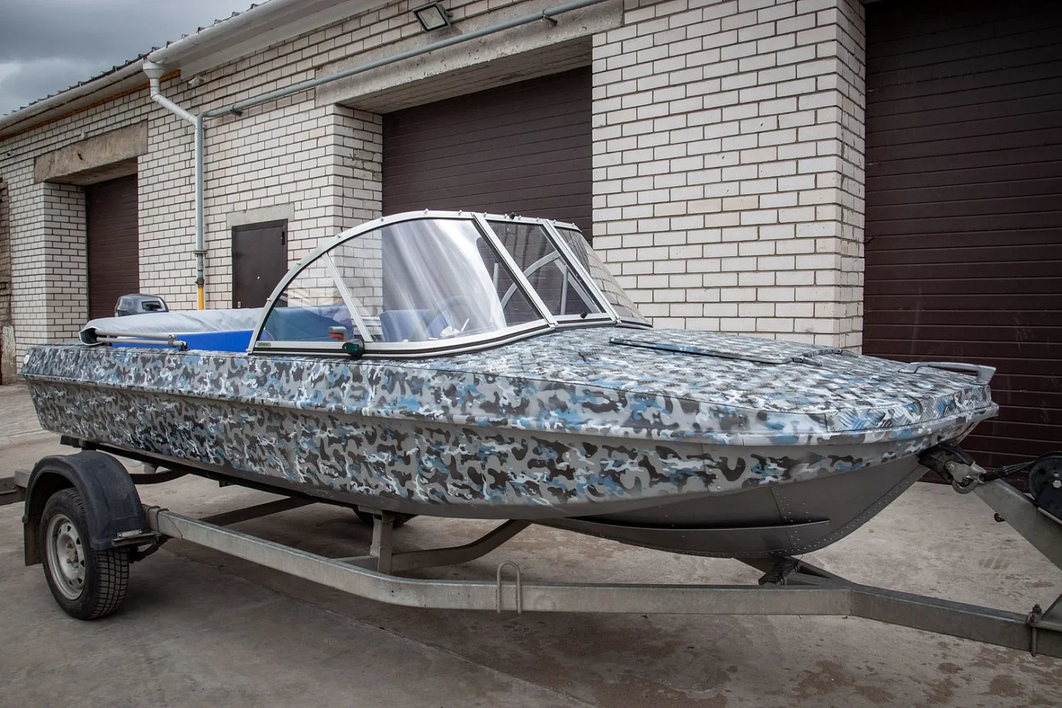 (2018) Обь 3 Ветровое стекло Элит с боковиной Классик, тент Ходовой, покраска в серо-синий камуфляж