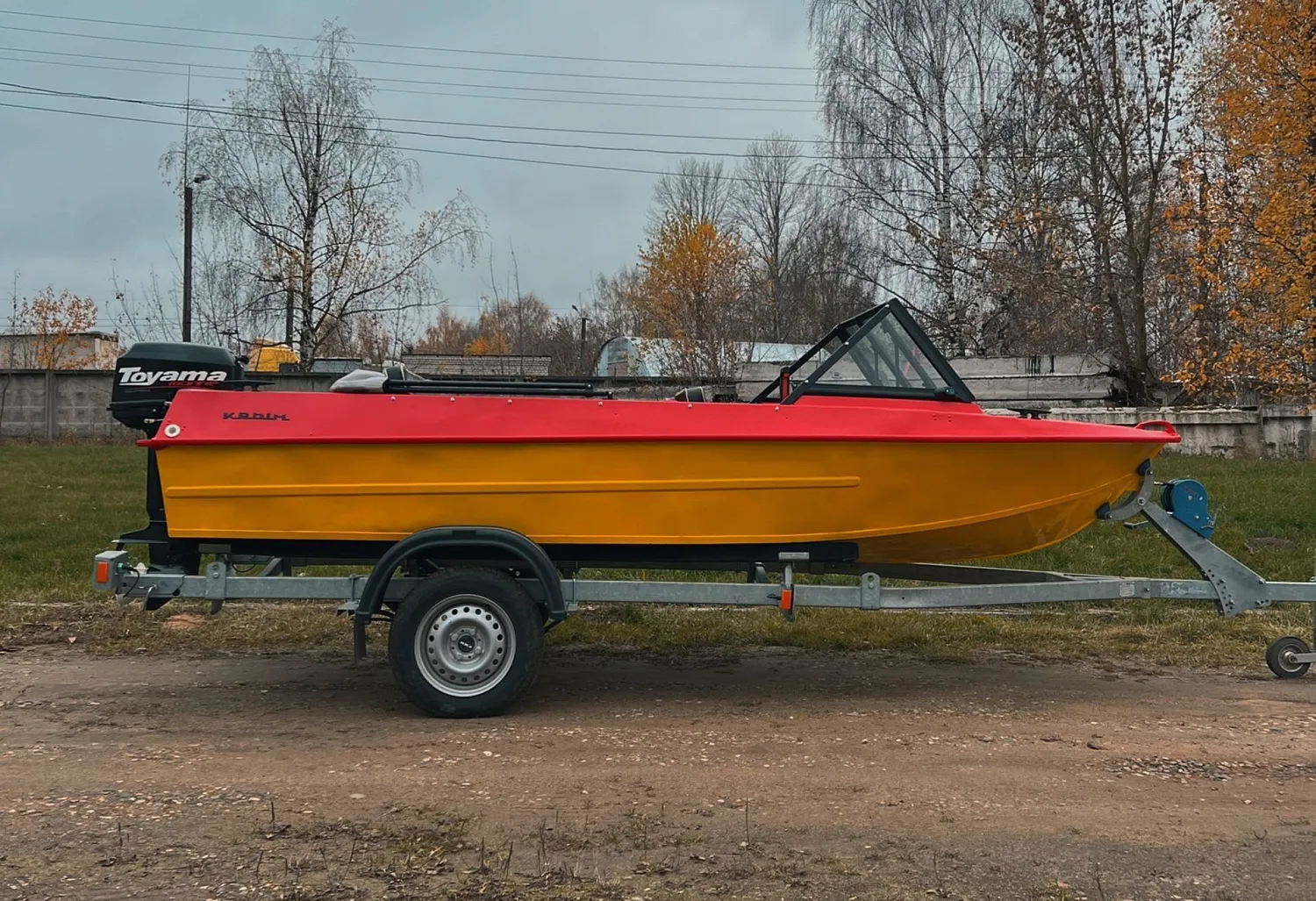 (2025) Лодка "Крым" с ветровым стеклом модели "Премиум" и окраской в два цвета!