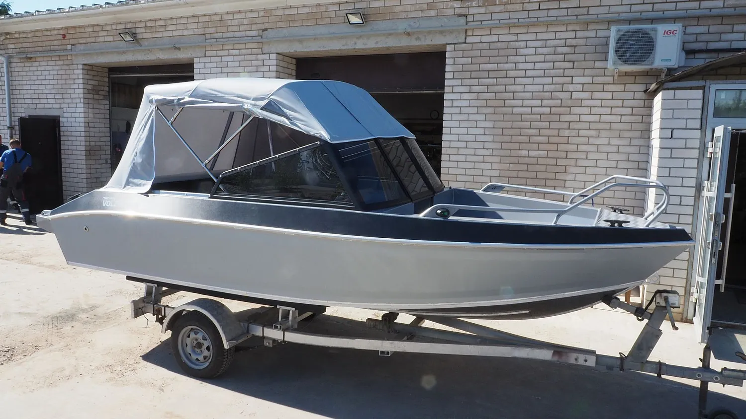 (2023)  Волжанка 53 Bowrider - Fish Ветровое стекло AUTO с боковиной Классик, Ходовой и транспортировочный тенты