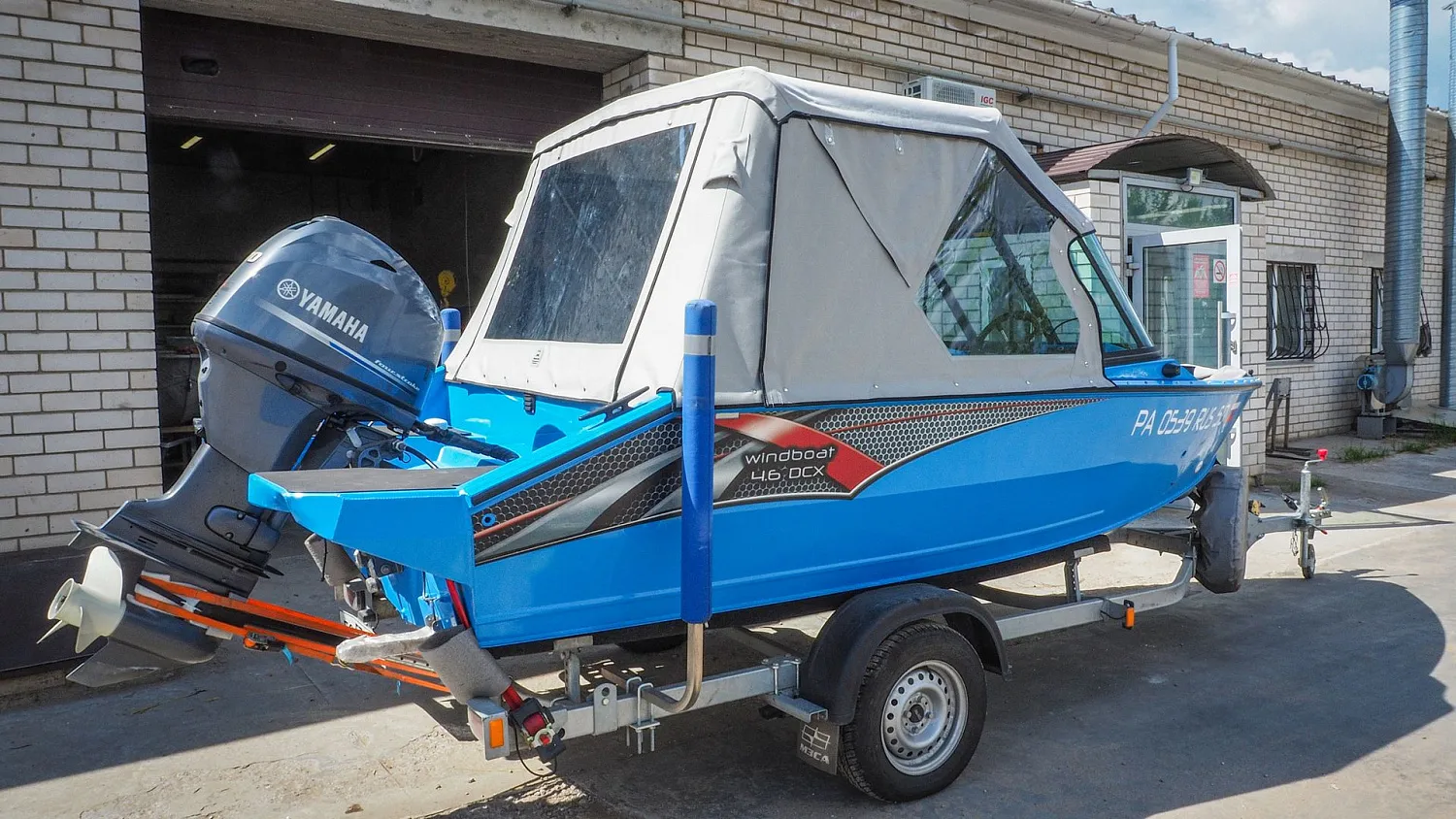 (2022) Windboat 4.6 DCX Ходовой тент на заводское ветровое стекло