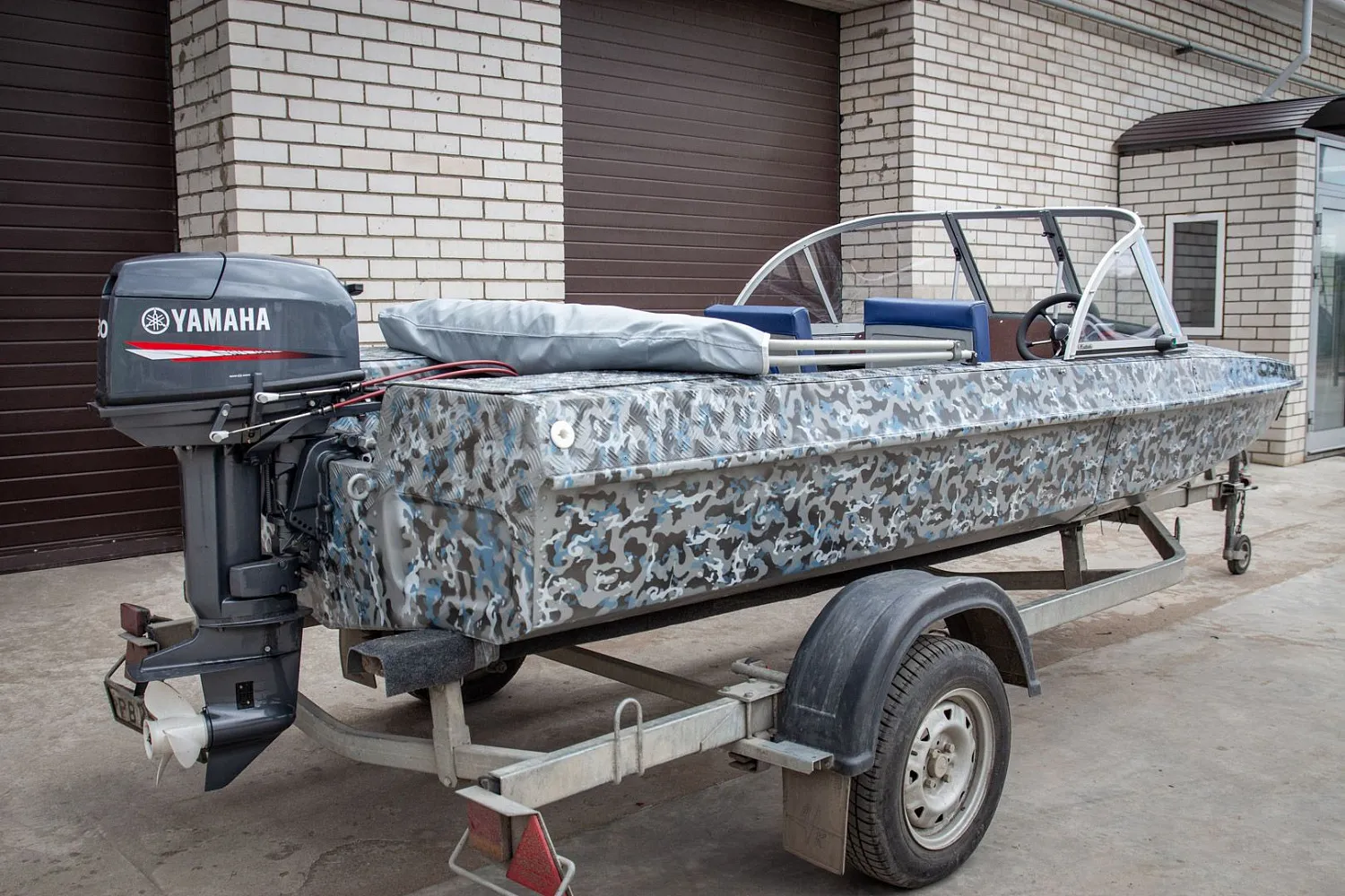 (2018) Обь 3 Ветровое стекло Элит с боковиной Классик, тент Ходовой, покраска в серо-синий камуфляж