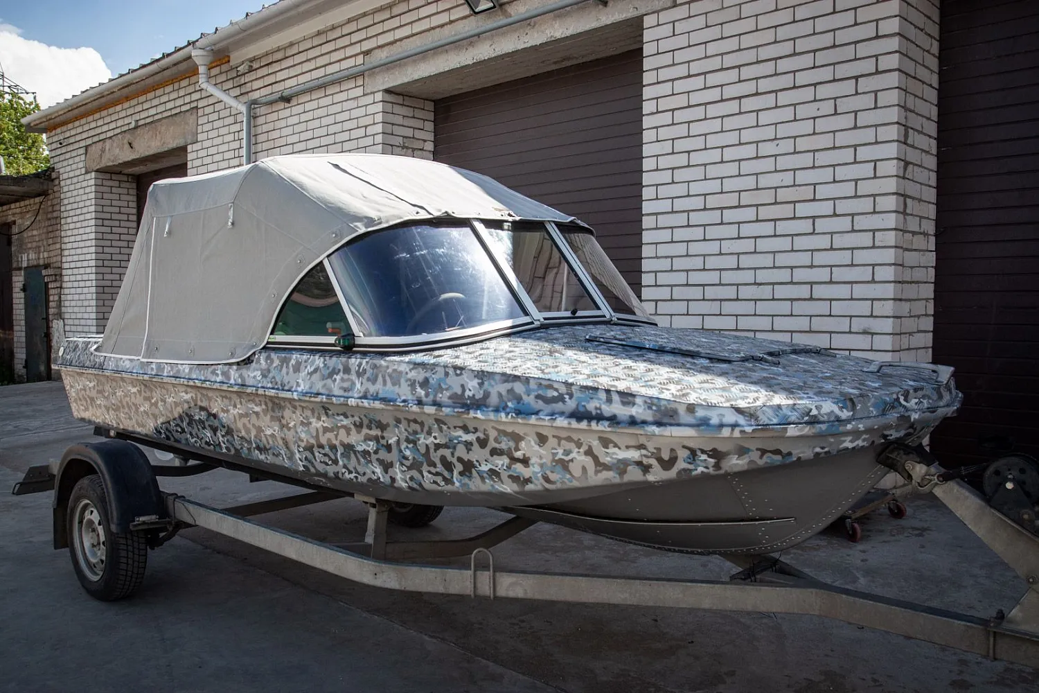 (2018) Обь 3 Ветровое стекло Элит с боковиной Классик, тент Ходовой, покраска в серо-синий камуфляж