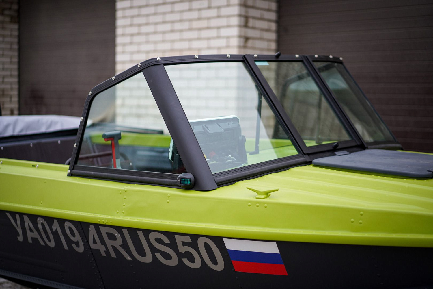 (2023) Казанка 5М4 Ветровое стекло Auto с боковиной Классик, покраска в серый и зеленый