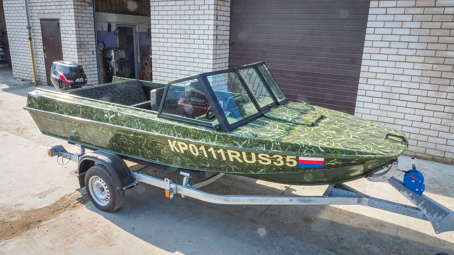 (2022) Казанка 5М4 Ветровое стекло Auto с боковиной Классик, покраска в зеленый камуфляж и Транспортировочный тент